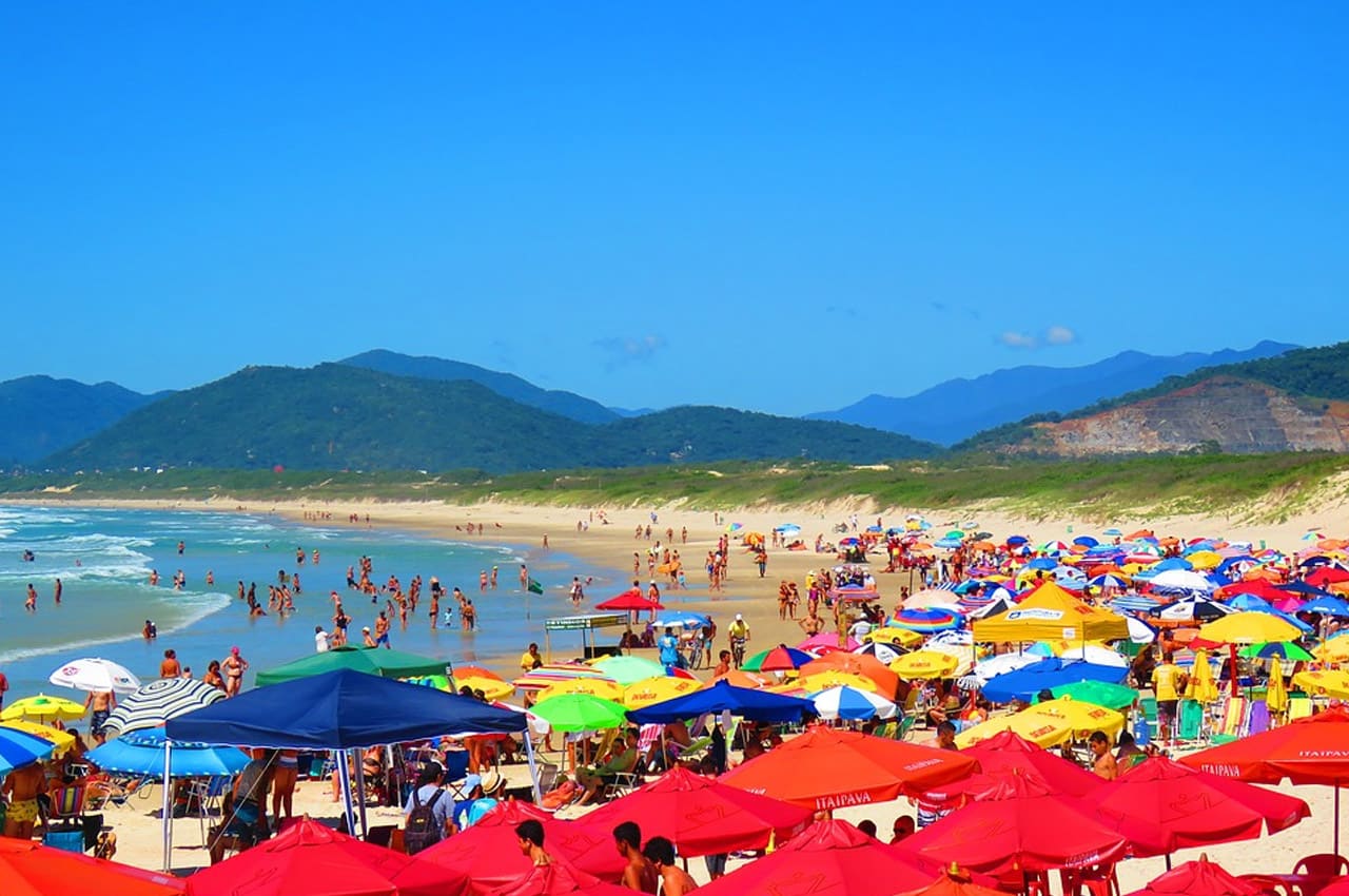 praias com baladas no brasil 