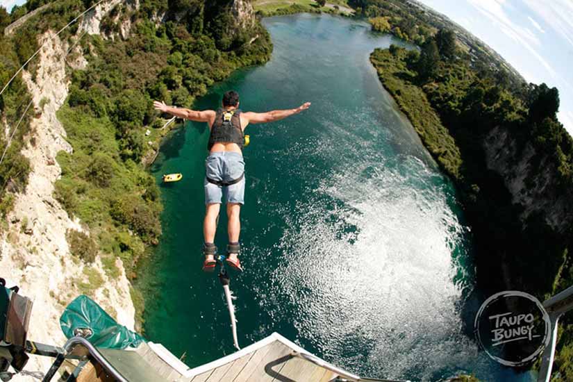 Saltar de bungee no Lake Taupo