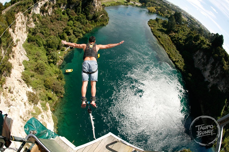Saltar de bungy jump no Lake Taupo