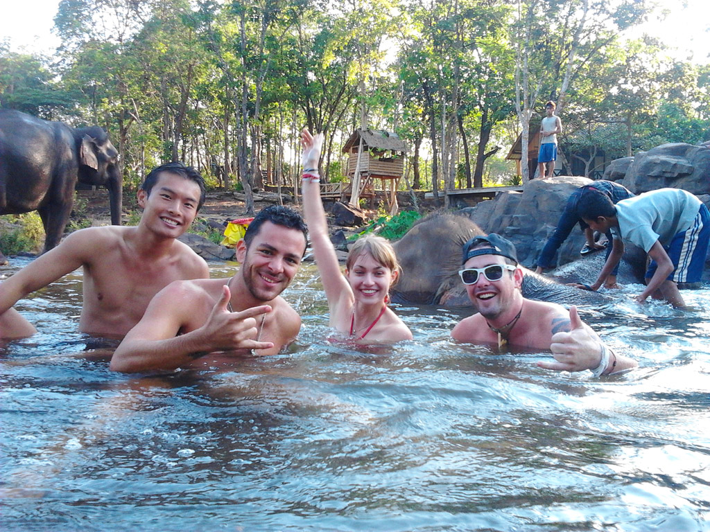 Banho com elefantes no Laos. Banho com elefantes, uma das fotos do Laos que mais gosto.