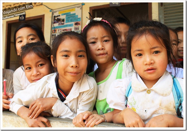 Crianças em escola do Laos.