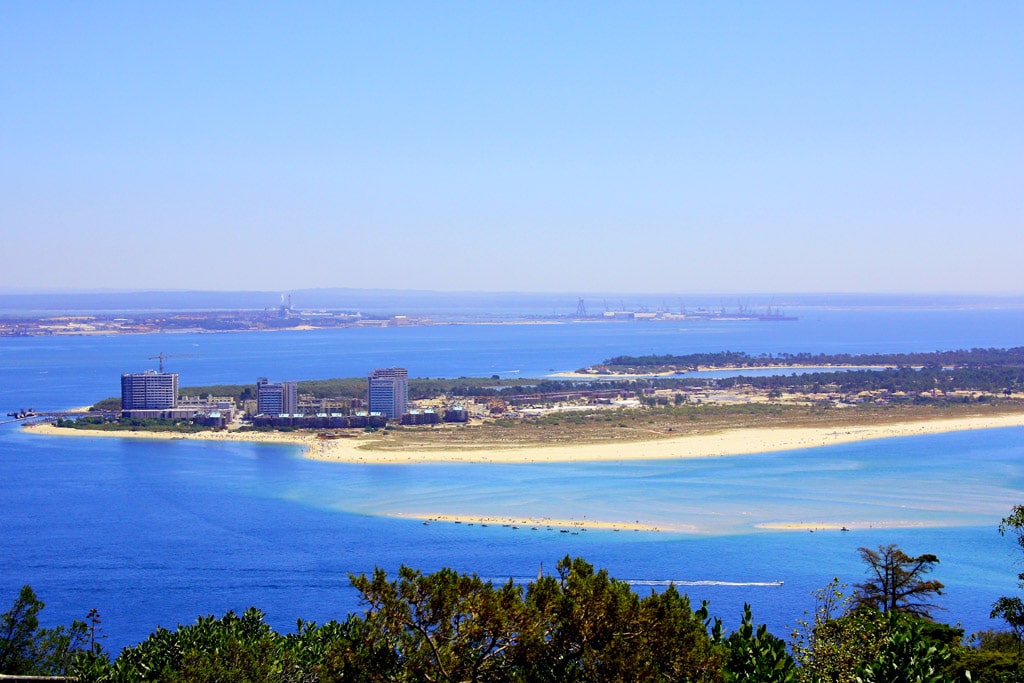 Praia em Troia o que fazer