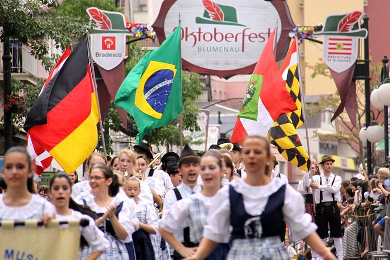 Desfile Ã© atraÃ§Ã£o na Oktoberfest.