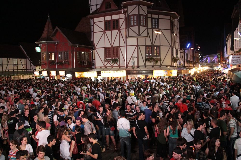 Vila GermÃ¢nica durante a Oktoberfest.