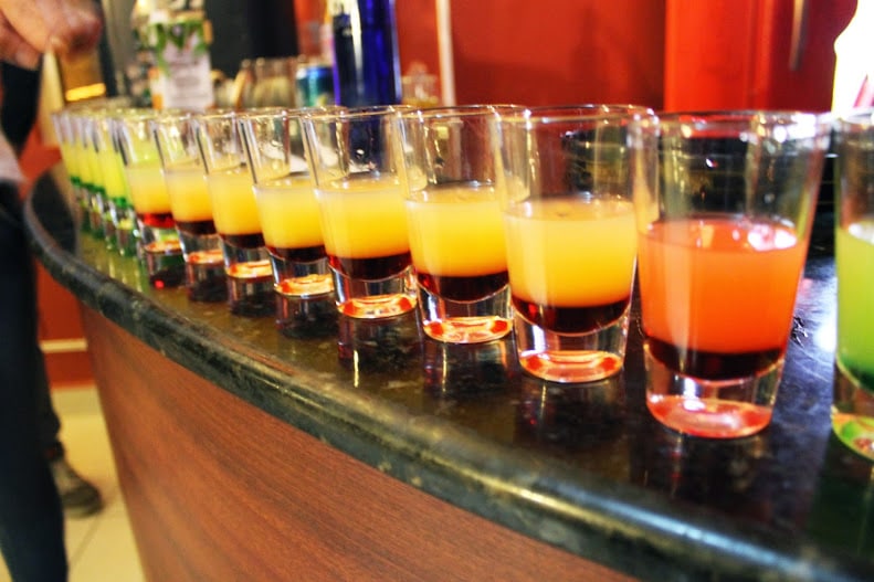 Noite de sábado em Curitiba Pub Crawl no Centro Histórico