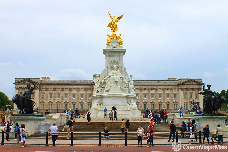 Vista frontal do Palácio de Buckingham.