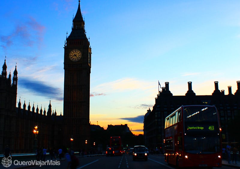 Silhueta do Big Ben durante o entardecer.