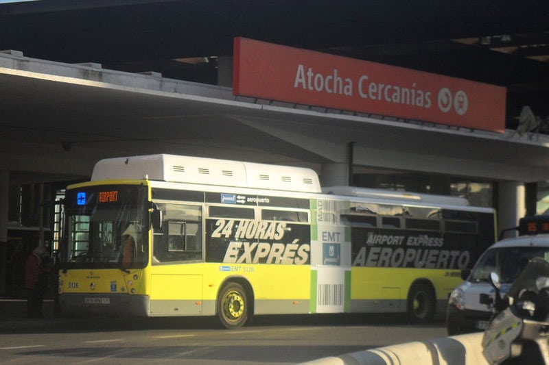 Transporte de ônibus do aeroporto ao centro de Madrid