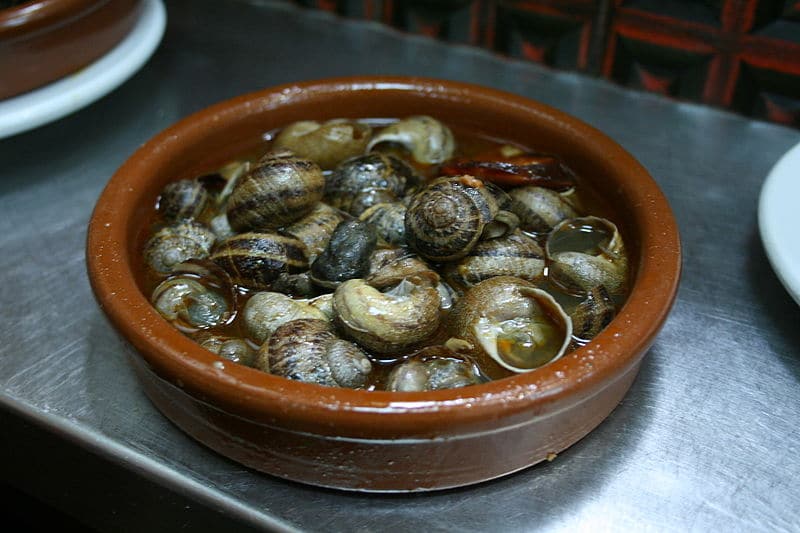 Caracoles a la madrileña | Foto: Tamorlan, via Wikimedia Commons.