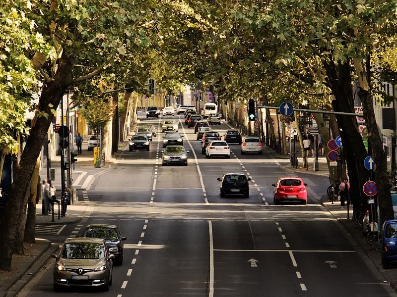 Rua de Viena duplo sentido com carros