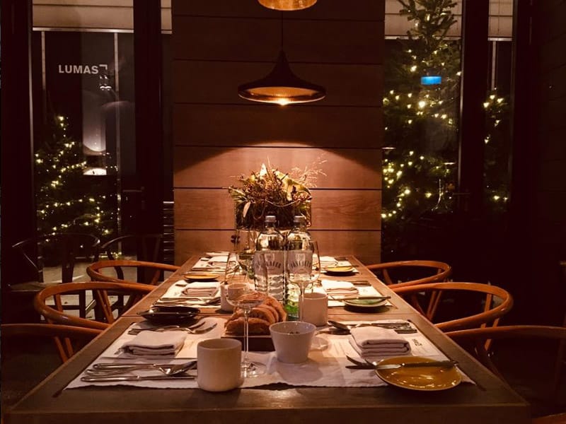 mesa de madeira em restaurante em vieva 