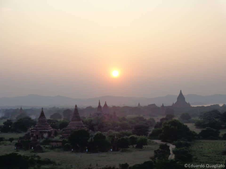 O inesquecível pôr-do-sol de Bagan