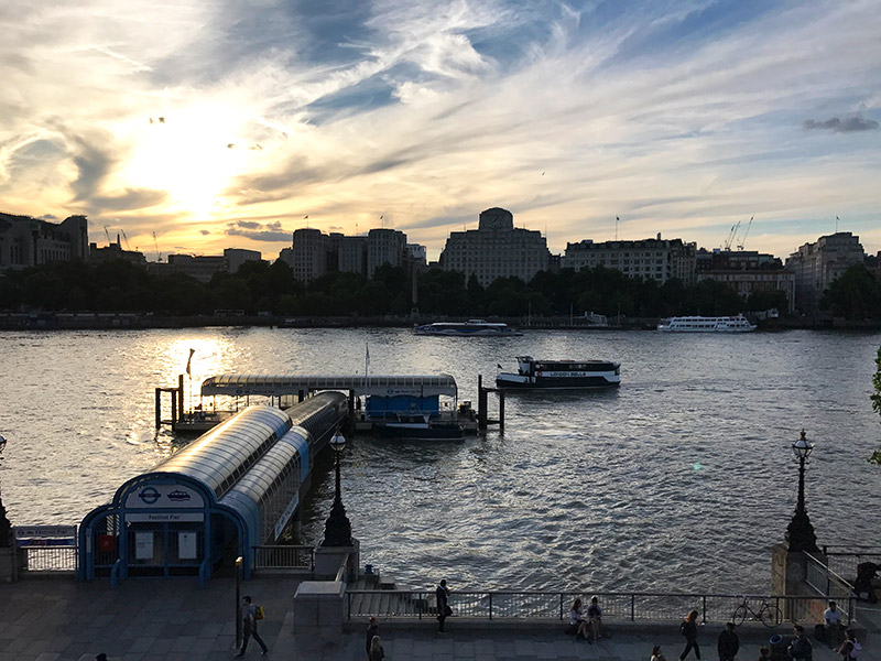 Como é andar de barco no rio Tâmisa em Londres