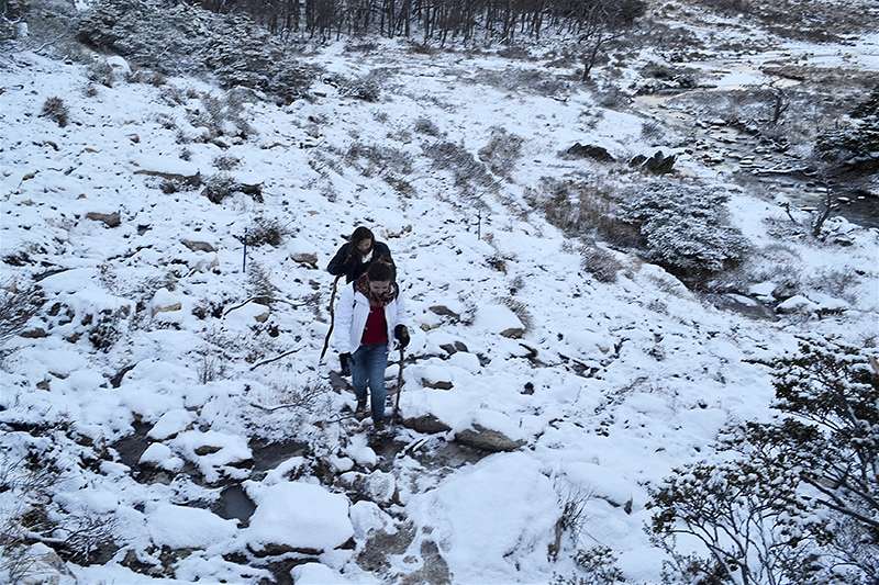 Pessoas andando em trilha na neve em ushuaia