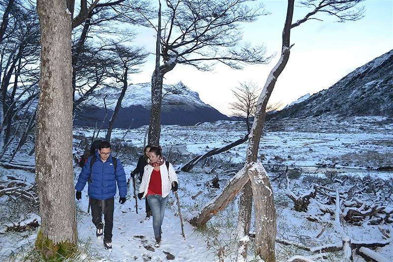 Pessoas andando em trilha na neve em ushuaia