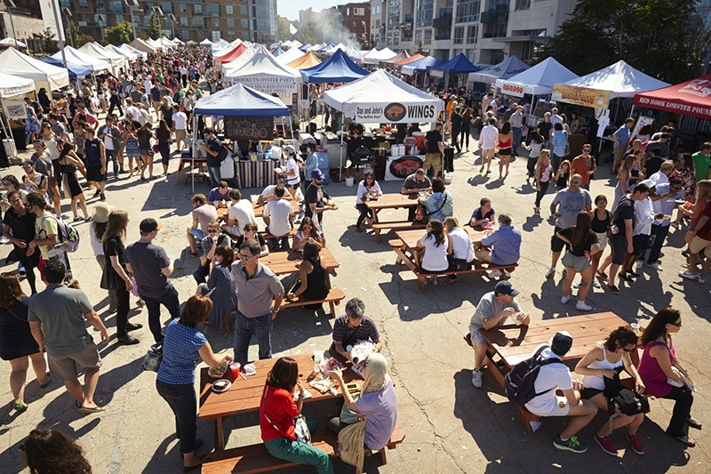 Feira gastronômica ao ar livre no Brooklyn