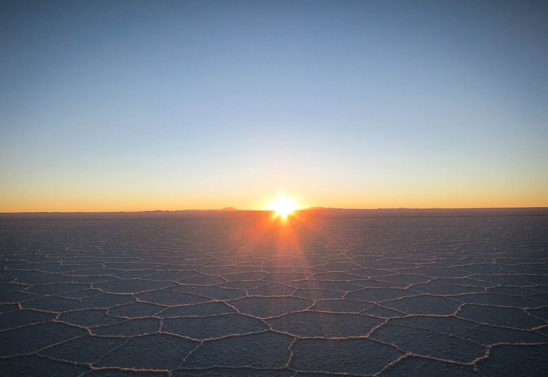 Quando ver o espelho d'água no deserto de sal da Bolívia