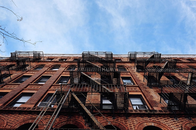 Qual é o bairro com tijolinhos laranjas em Nova York?