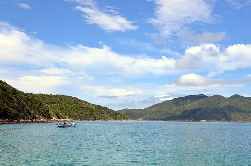 Ir de barco ou pela trilha para a Praia do Forno