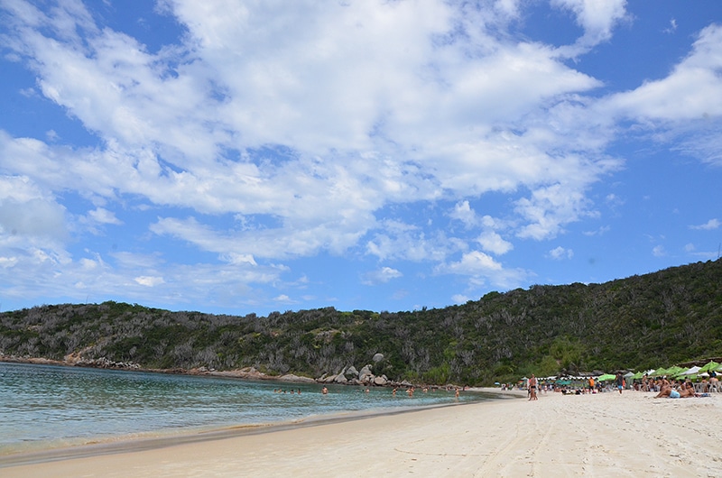 Como é a Praia do Forno em Arraial do Cabo