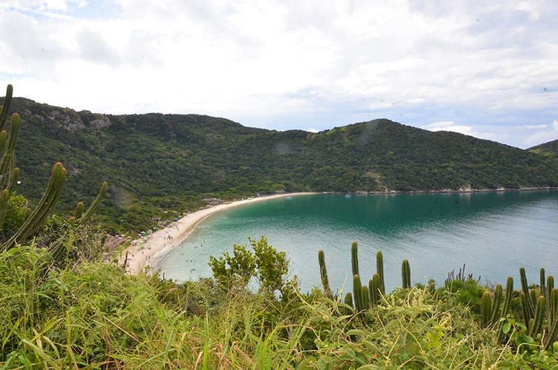 Qual é a melhor forma de chegar na Praia do Forno