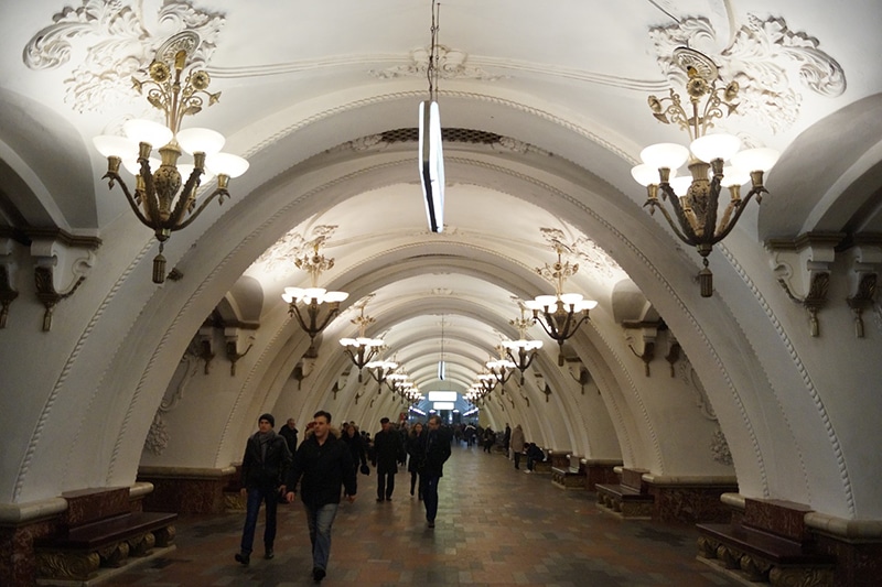 Andar de metrô em Moscou
