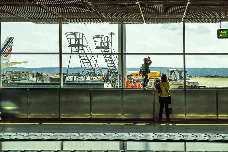 Criança viajando só com a mãe Criança viajando só com o pai