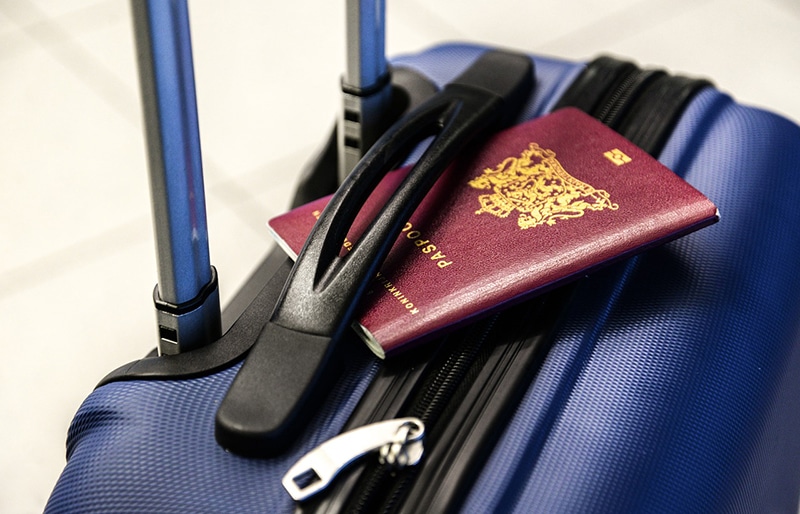 Onde guardar o passaporte durante viagem 