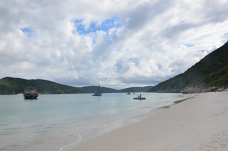 Como funciona o passeio de barco em Arraial do Cabo