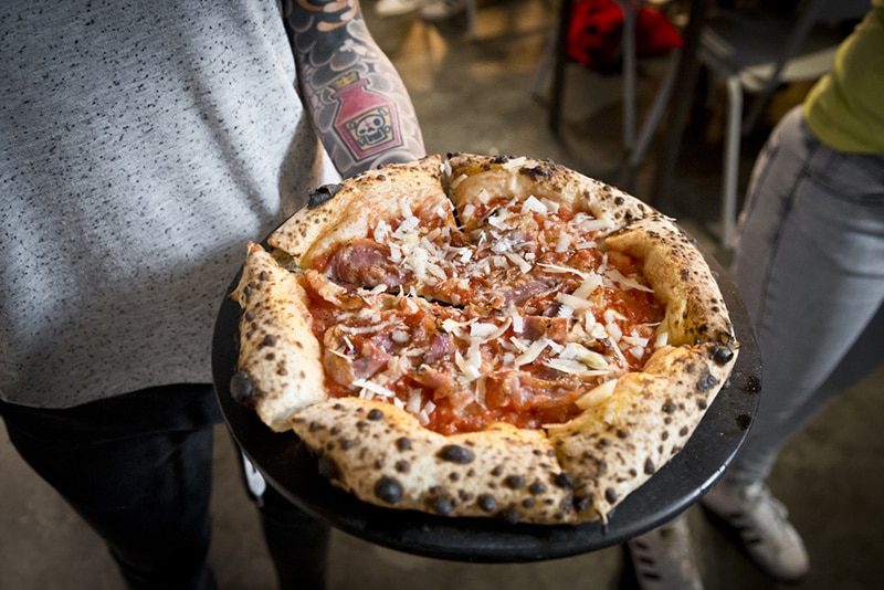 Tradicional pizza italiana no Mercado Central de Roma