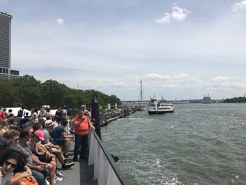 Passeio em barco em Nova York no verão 