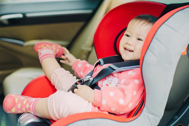 Onde levar o bebê conforto no avião