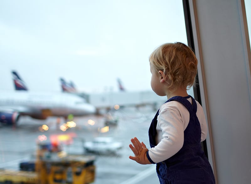 Como manter um bebê calmo no avião