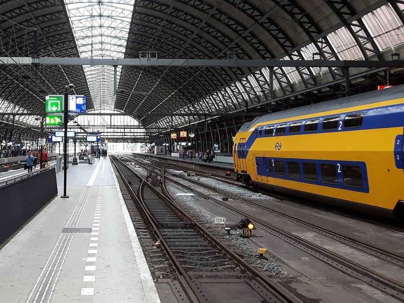 É seguro andar de trem em Amsterdam?