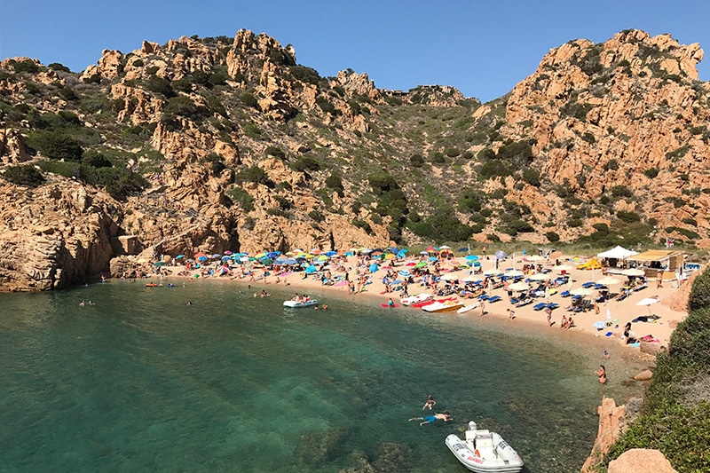 Alta temporada na Sardenha Spiaggia di li Cossi na Sardenha fotos