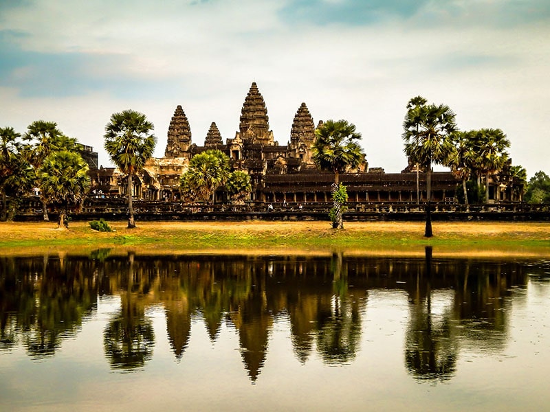 Sítio arqueológico no Camboja