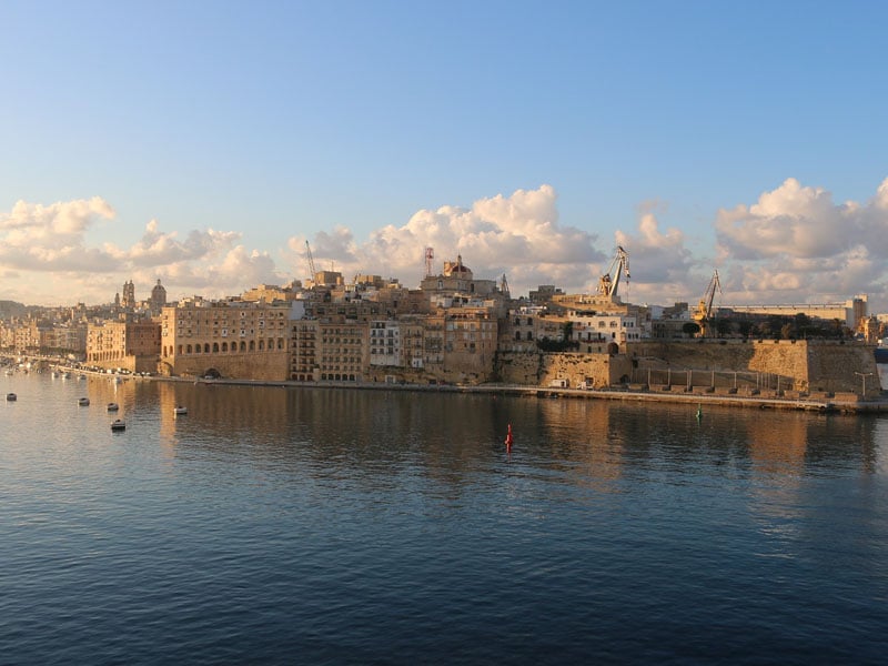 como ir de malta para santorini de avião