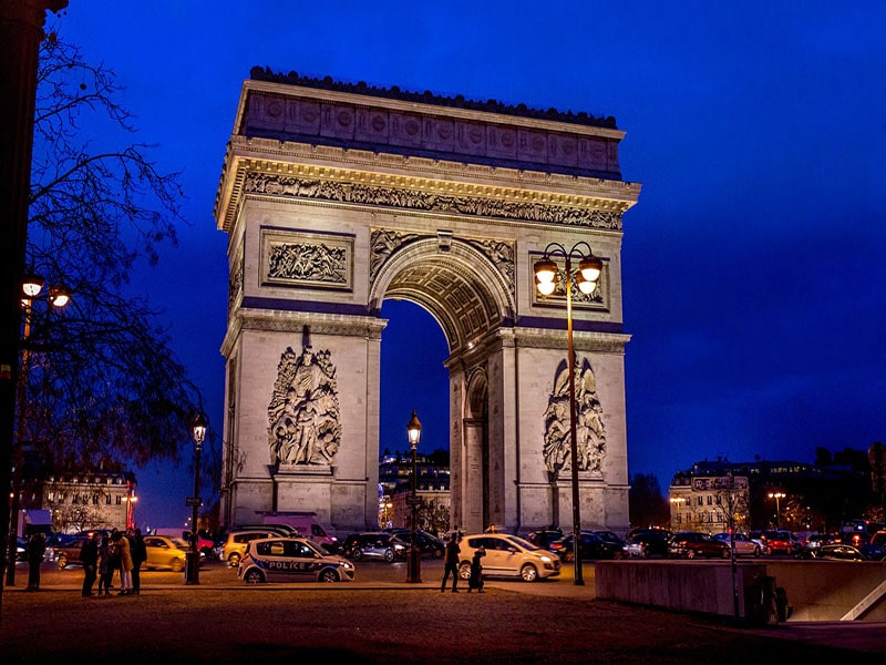 o que fazer em paris domingo a noite