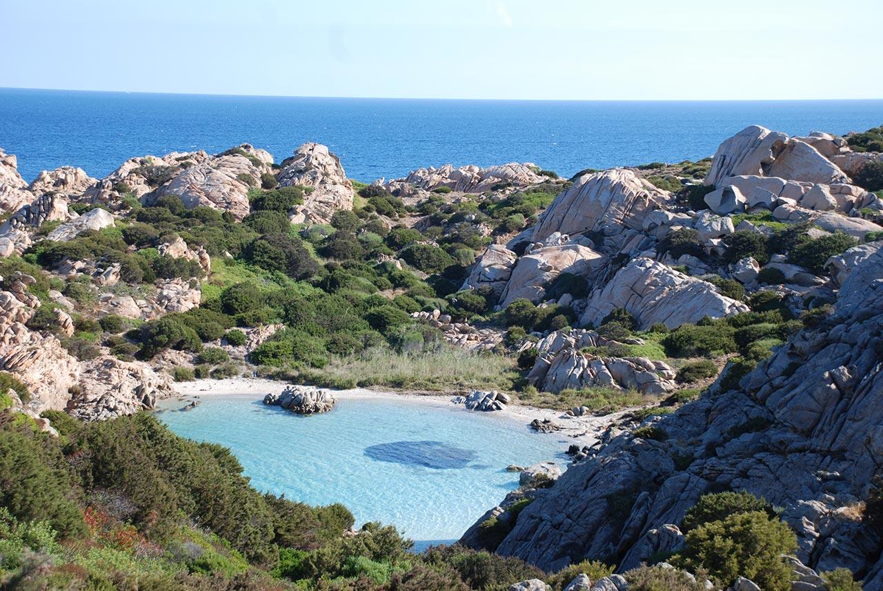 Praia de águas calmas em La Maddalena