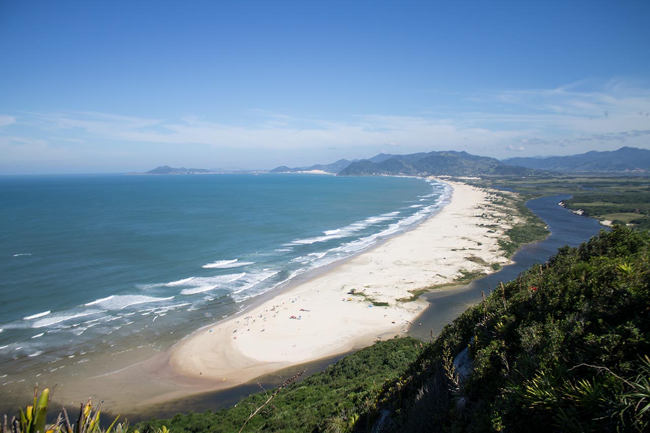 Praias para ir em janeiro perto de Florianópolis 