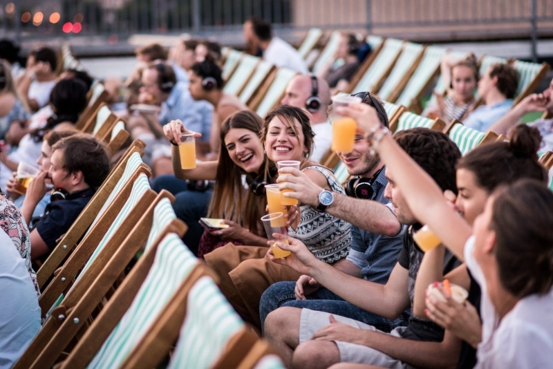 O que fazer no verão londrino Sair com amigos no verão em Londres