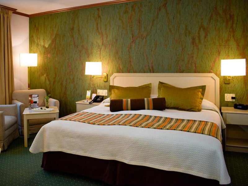Qual é a antecedência para reservar hotel