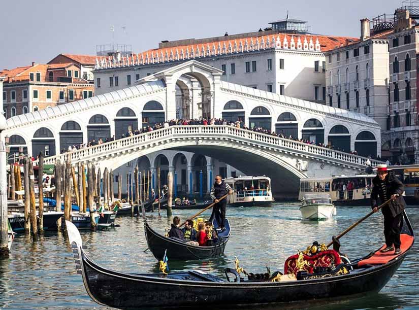 Regata de Befana acontece no Grande Canal