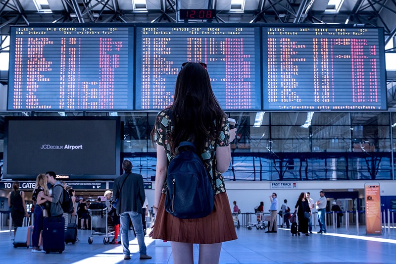 Voos atrasados em aeroportos? Seguro viagem atraso de voos