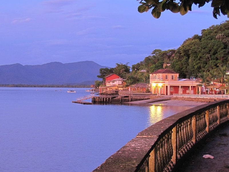 Cidades litorâneas no Paraná