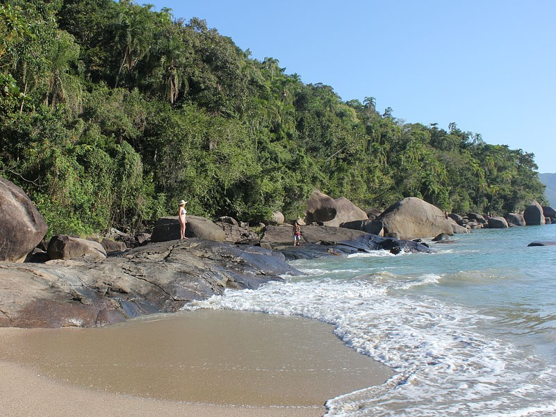 Praia deserta em Ubatuba