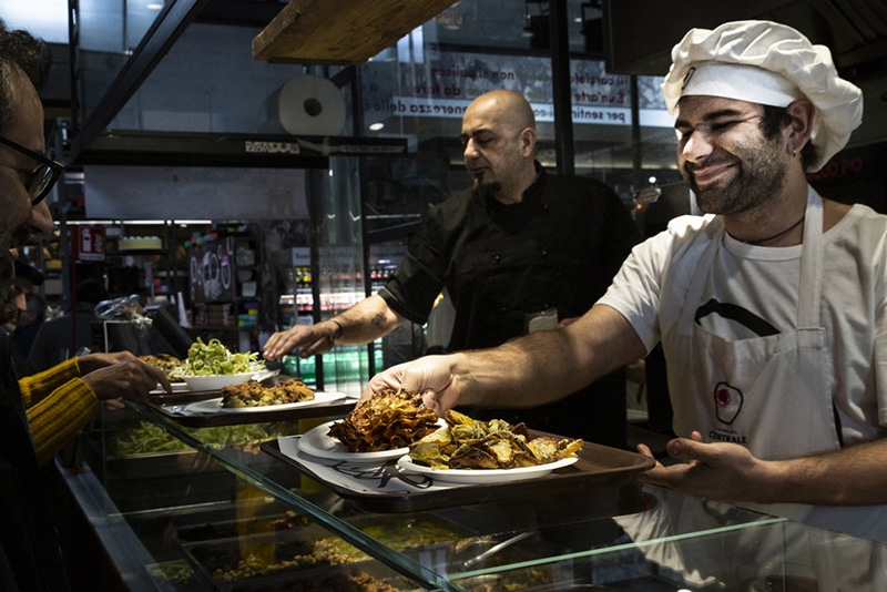 Mercado com comidas típicas em Roma