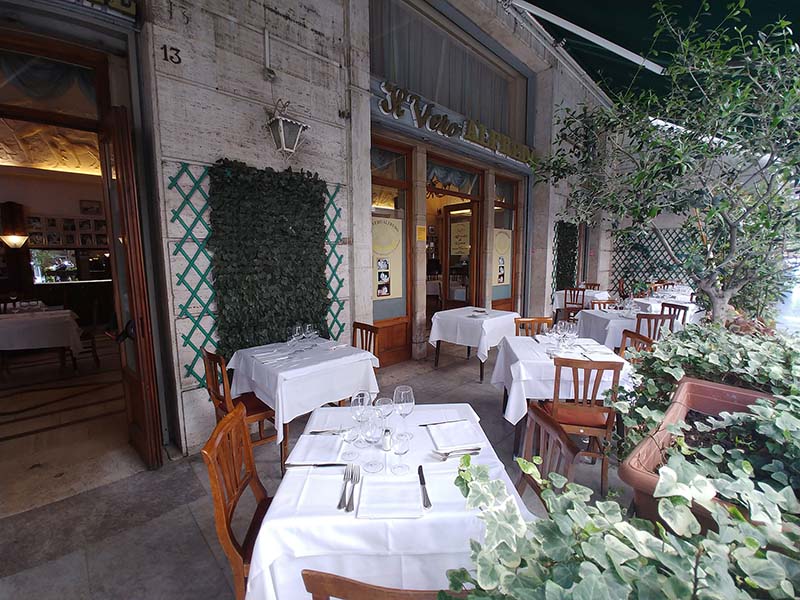 Restaurante com varanda em Roma