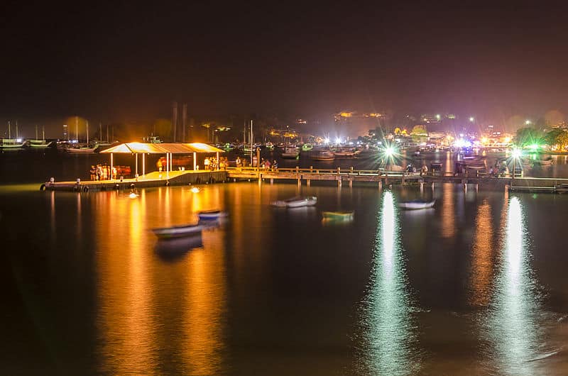 Pontos de interesse em Búzios noturnos 