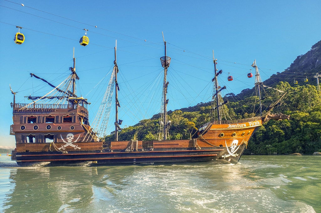 Passeios em Balneário Camboriú barco pirata balneário camboriú
